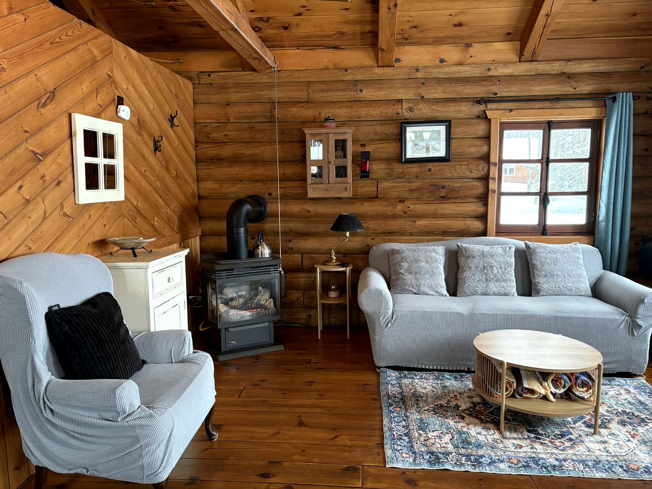 Waterfront Family Log Cabin Rental between Ottawa, Ontario and Montreal, Québec
