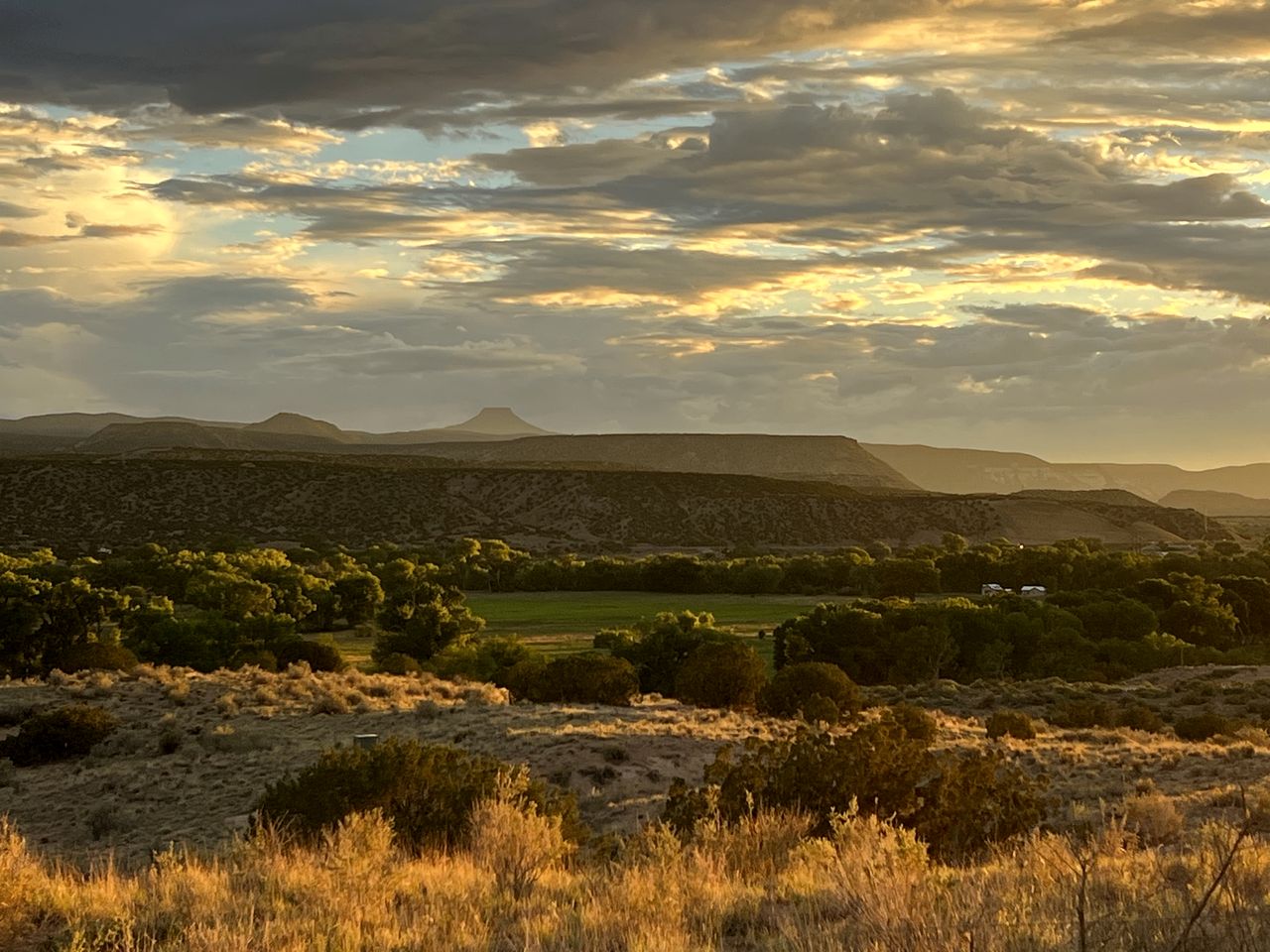 Artistic Casita in Abiquiu, New Mexico with Wide Views to Pedernal Overlooking the Chama River Valley