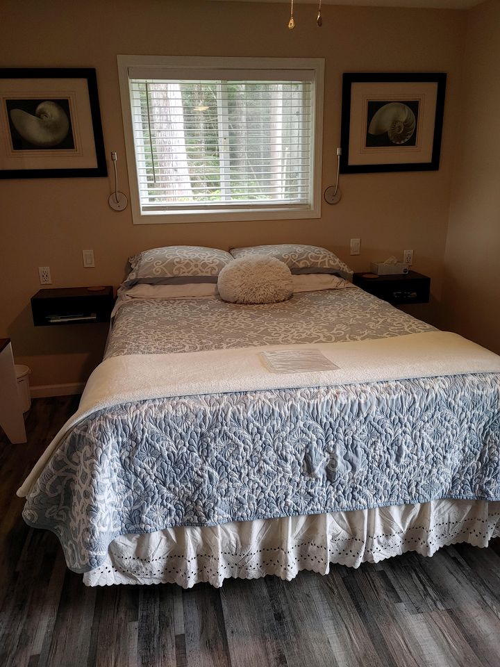 Lovely Room with a Private Hot Tub for a Peaceful Getaway near Ucluelet, British Columbia