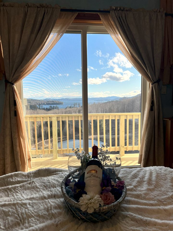 Family-Friendly Suite Rental in a Bed and Breakfast with Picturesque Lake Views in New Hampshire's White Mountains