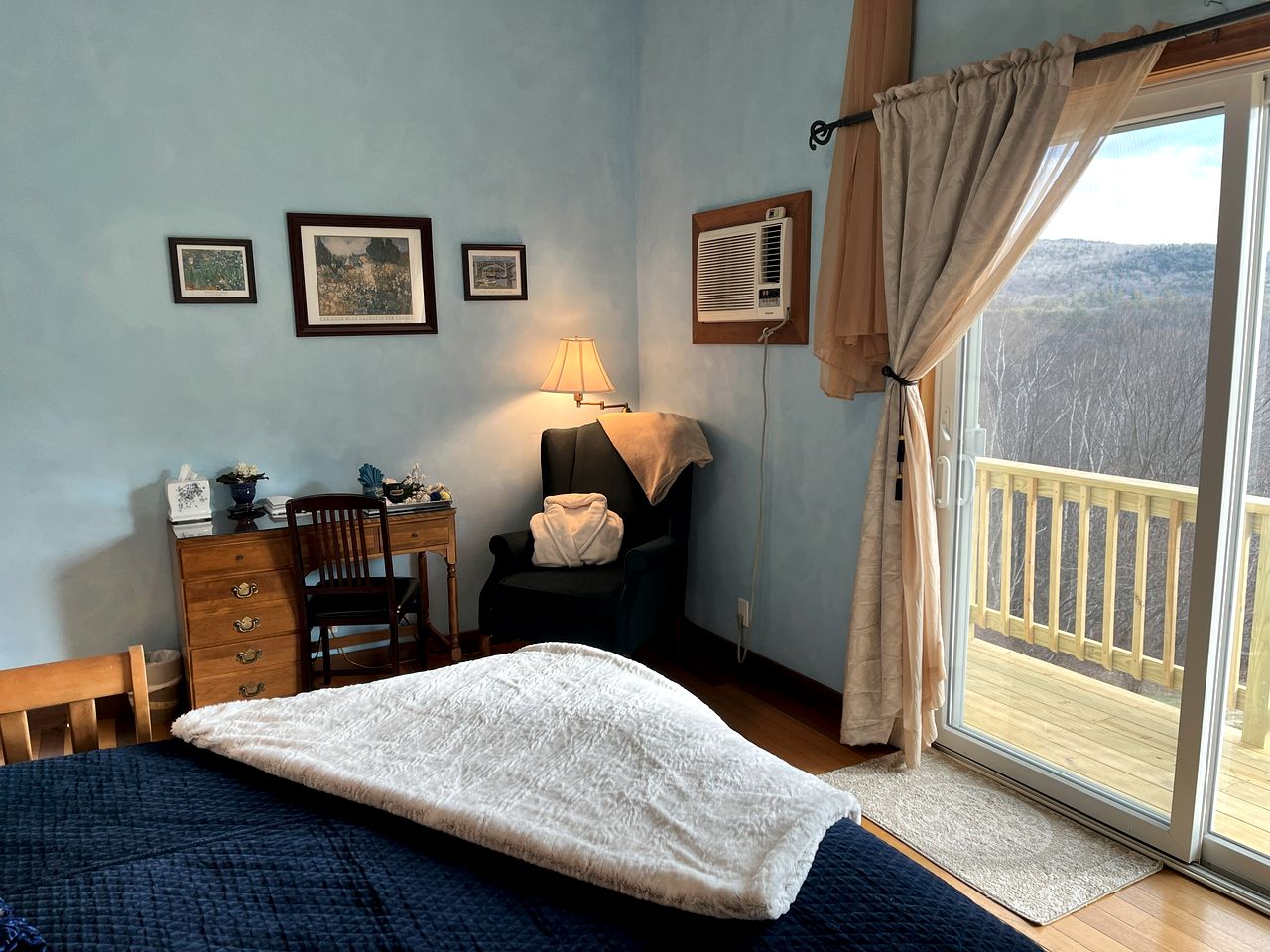 Family-Friendly Suite Rental in a Bed and Breakfast with Picturesque Lake Views in New Hampshire's White Mountains