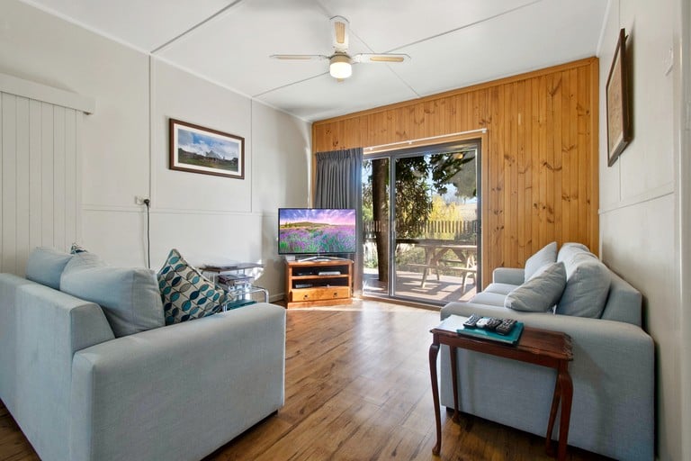 Cottages (Australia, Tumut, New South Wales)