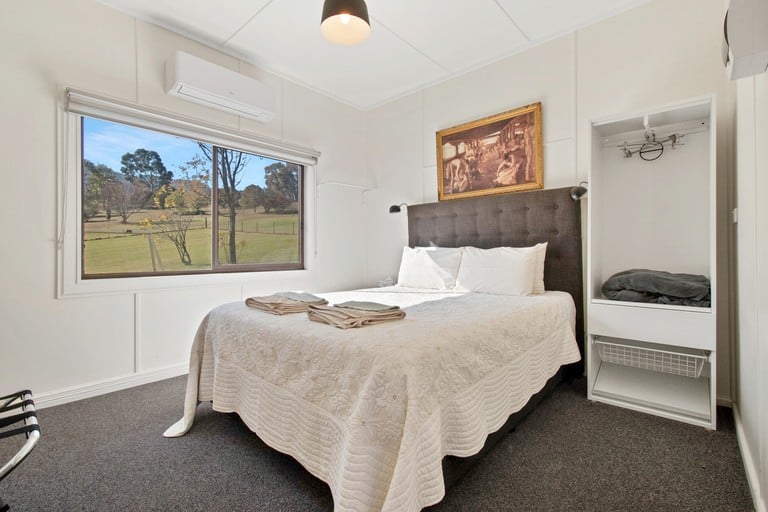 Cottages (Australia, Tumut, New South Wales)