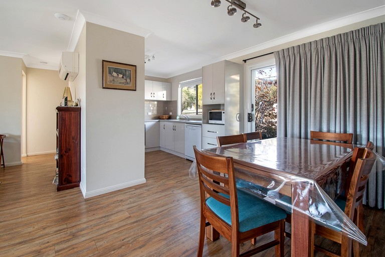 Cottages (Australia, Tumut, New South Wales)