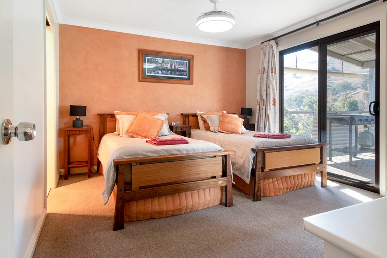 Cottages (Australia, Tumut, New South Wales)