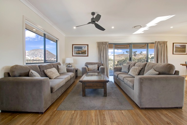 Cottages (Australia, Tumut, New South Wales)