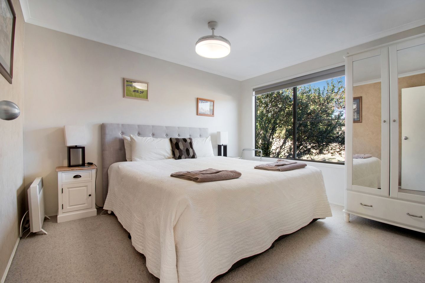 Secluded Pet-Friendly Cottage Getaway with Amazing Views, Located Halfway Between Sydney and Melbourne, Tumut, New South Wales, Australia