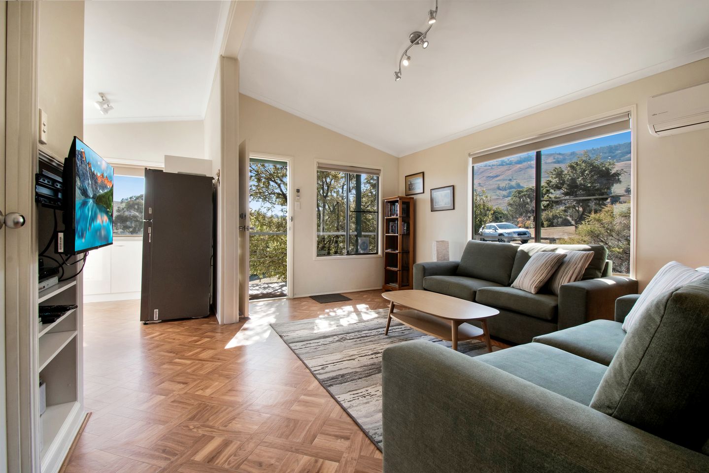 Secluded Pet-Friendly Cottage Getaway with Amazing Views, Located Halfway Between Sydney and Melbourne, Tumut, New South Wales, Australia