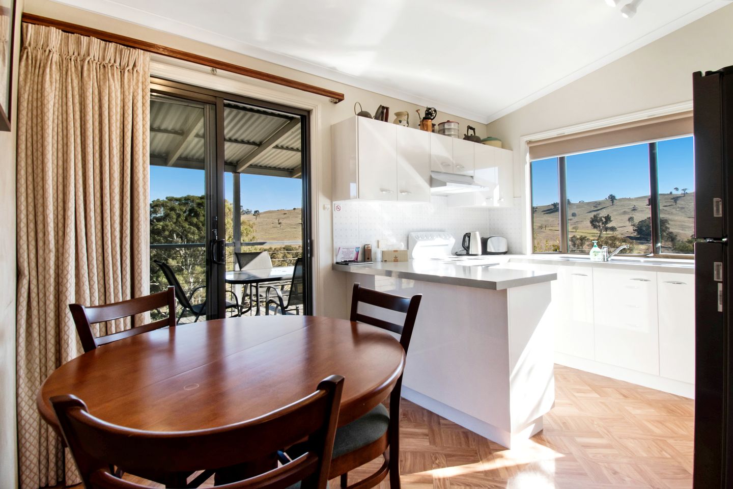 Secluded Pet-Friendly Cottage Getaway with Amazing Views, Located Halfway Between Sydney and Melbourne, Tumut, New South Wales, Australia