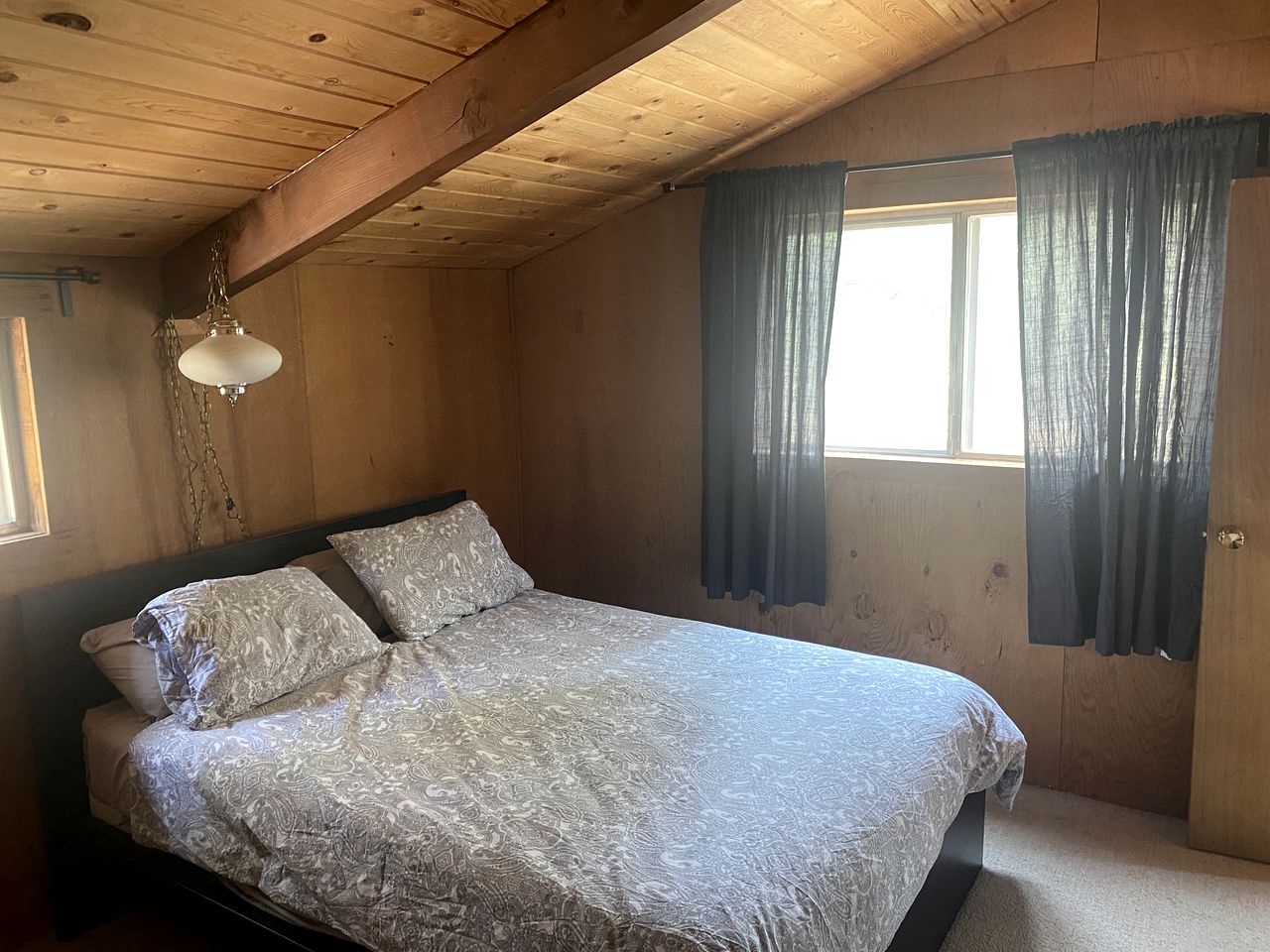 Rustic Cabin Rental near Hoodoo Ski Area and the Deschutes River in Sisters, Oregon