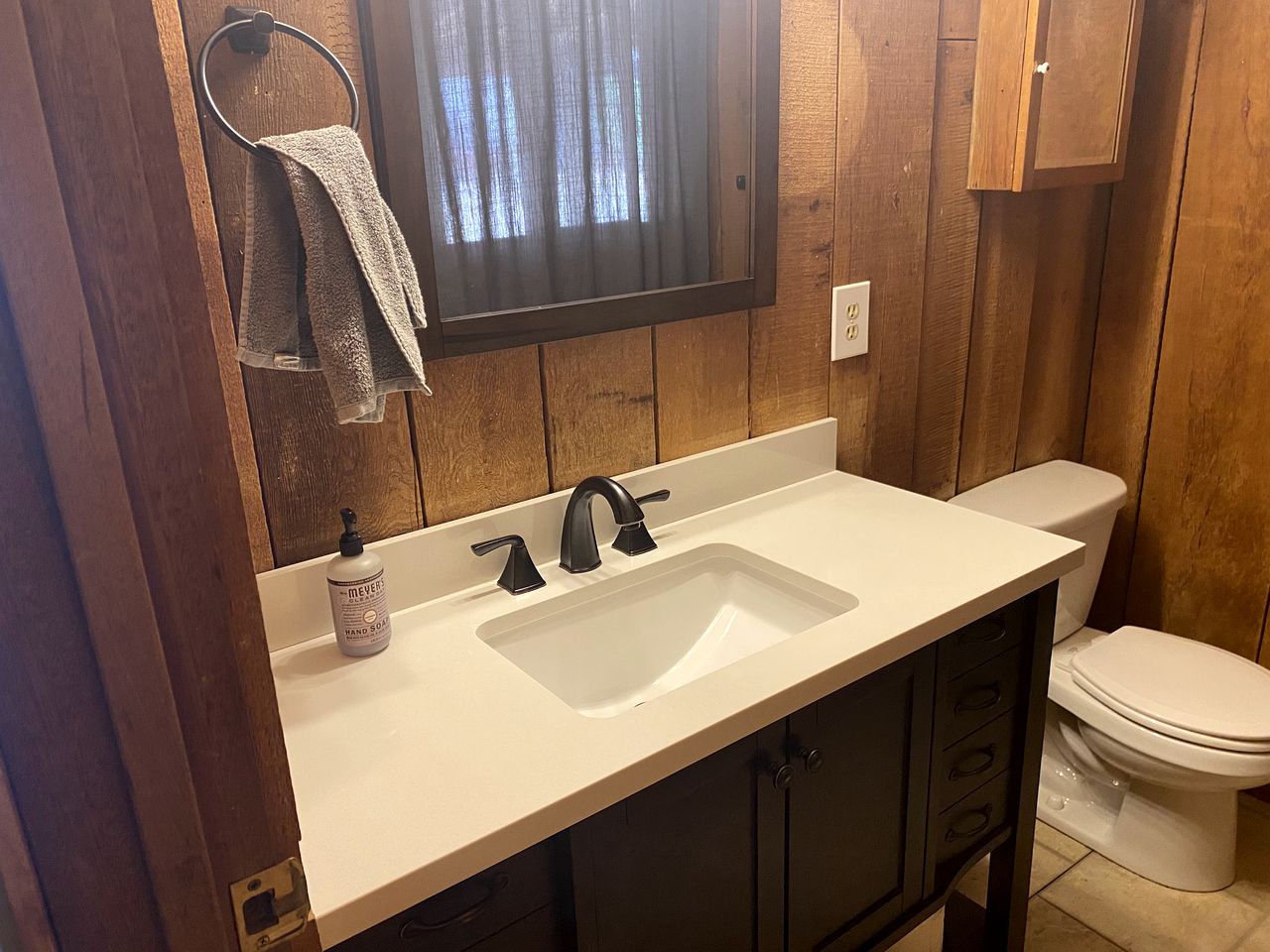 Rustic Cabin Rental near Hoodoo Ski Area and the Deschutes River in Sisters, Oregon