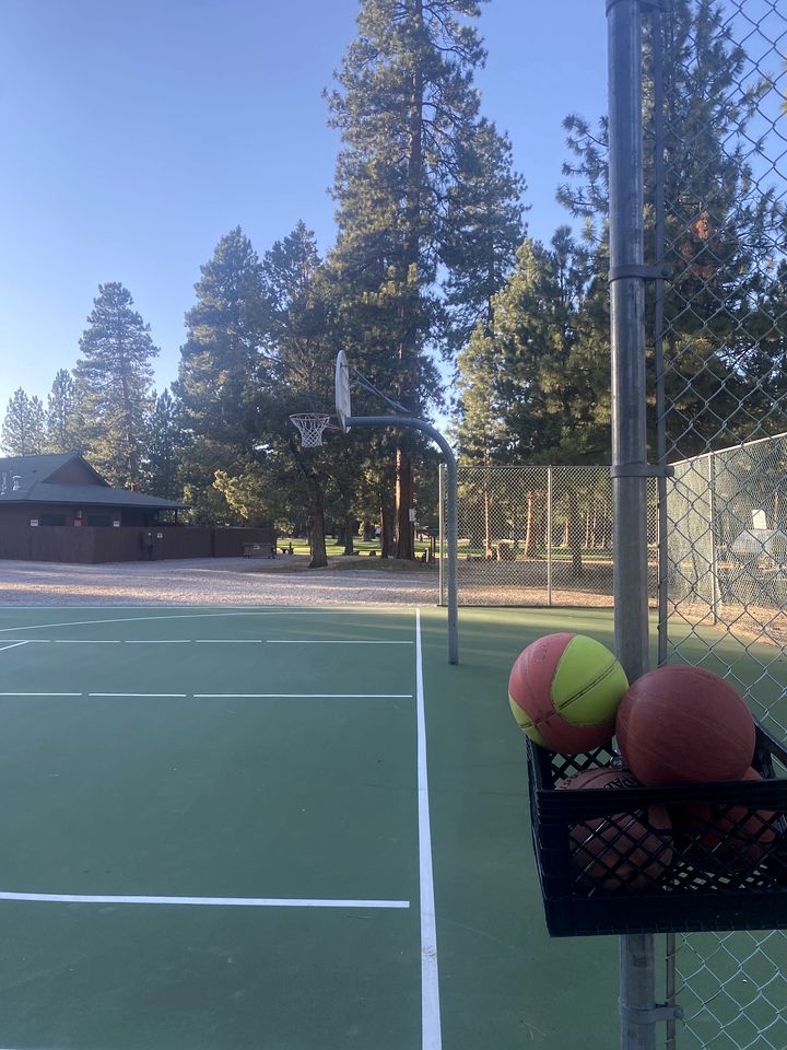 Rustic Cabin Rental near Hoodoo Ski Area and the Deschutes River in Sisters, Oregon