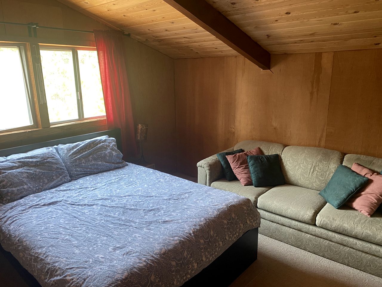 Rustic Cabin Rental near Hoodoo Ski Area and the Deschutes River in Sisters, Oregon