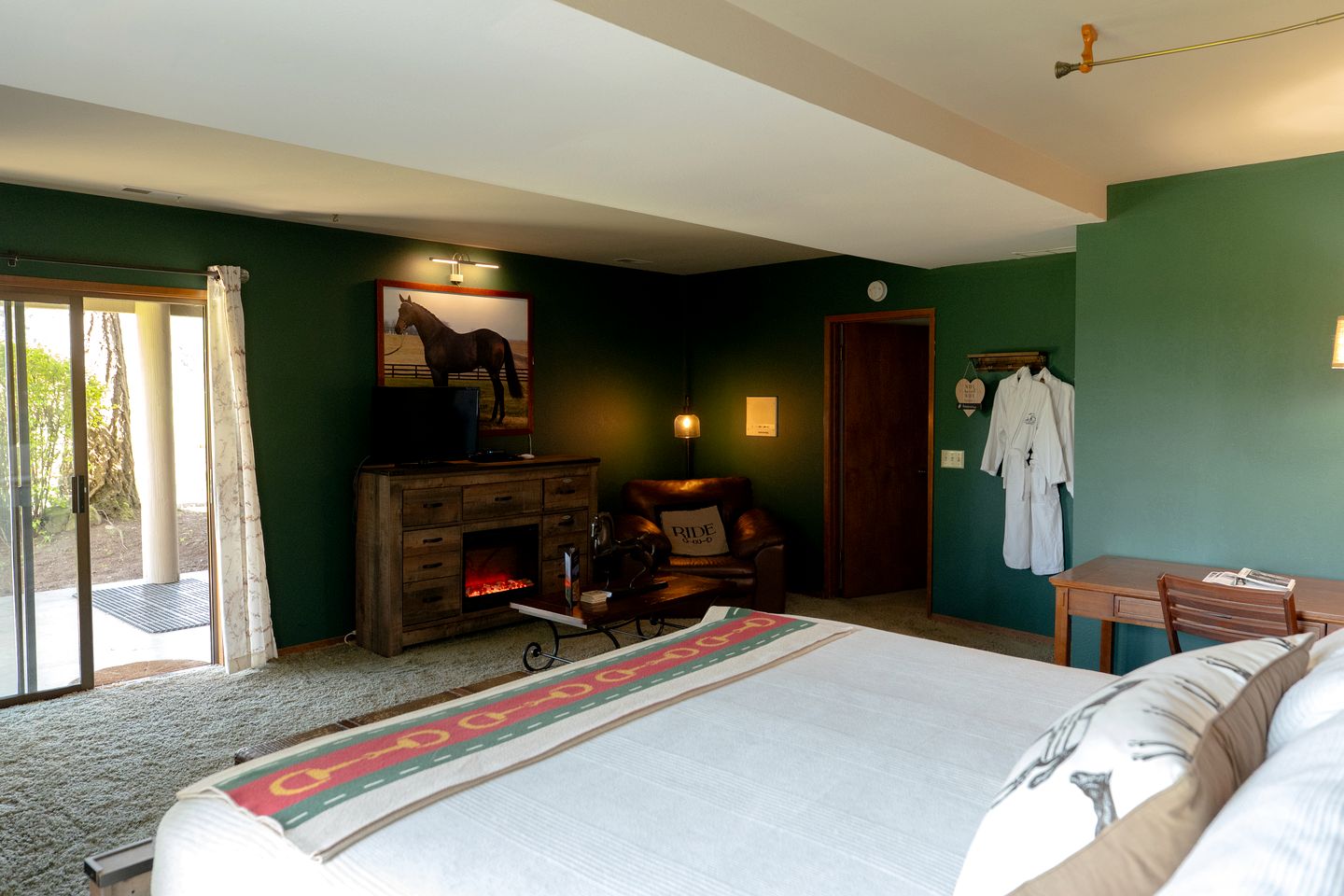 Spacious Bed and Breakfast Suite on Horse Farm for Unique Getaway in Oak Harbor, Washington