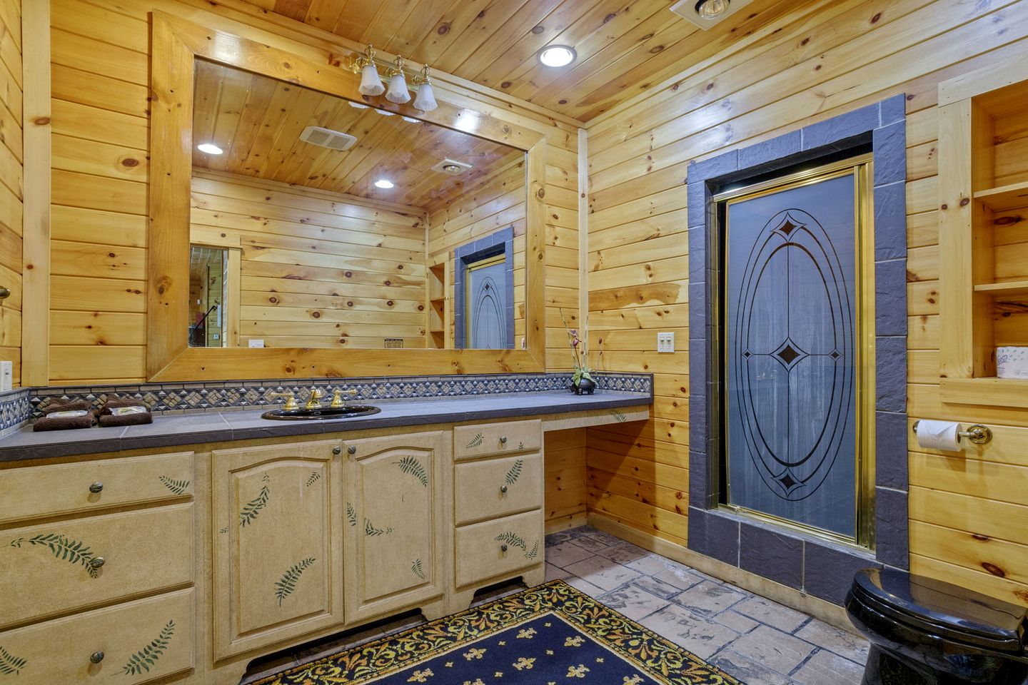 Spacious Villa Rental with a Pool for a Large Group near Catskill Mountains, New York