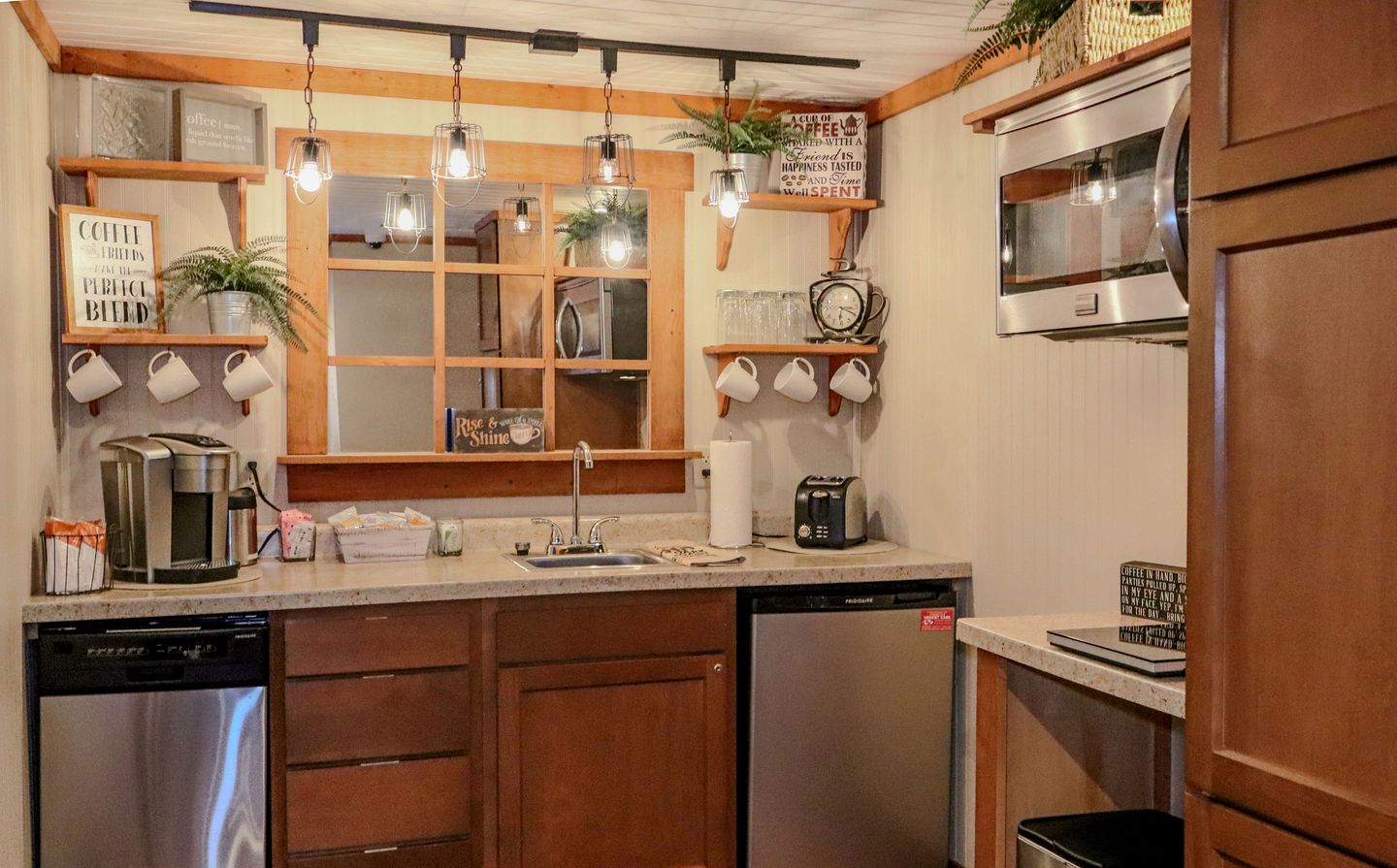 Spacious King Suite in Charming Inn for Romantic Getaway near Logan, Ohio