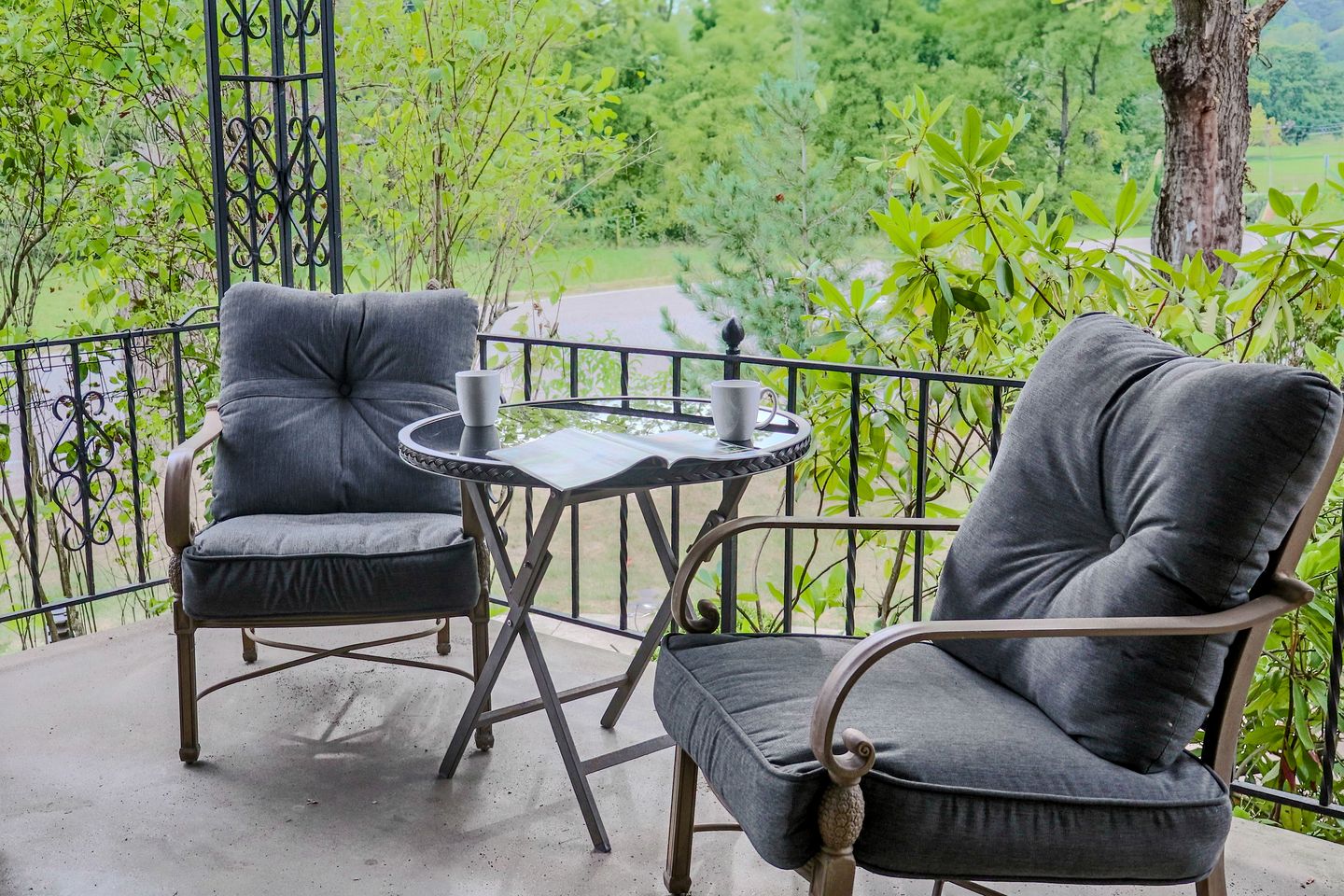 Spacious King Suite in Charming Inn for Romantic Getaway near Logan, Ohio