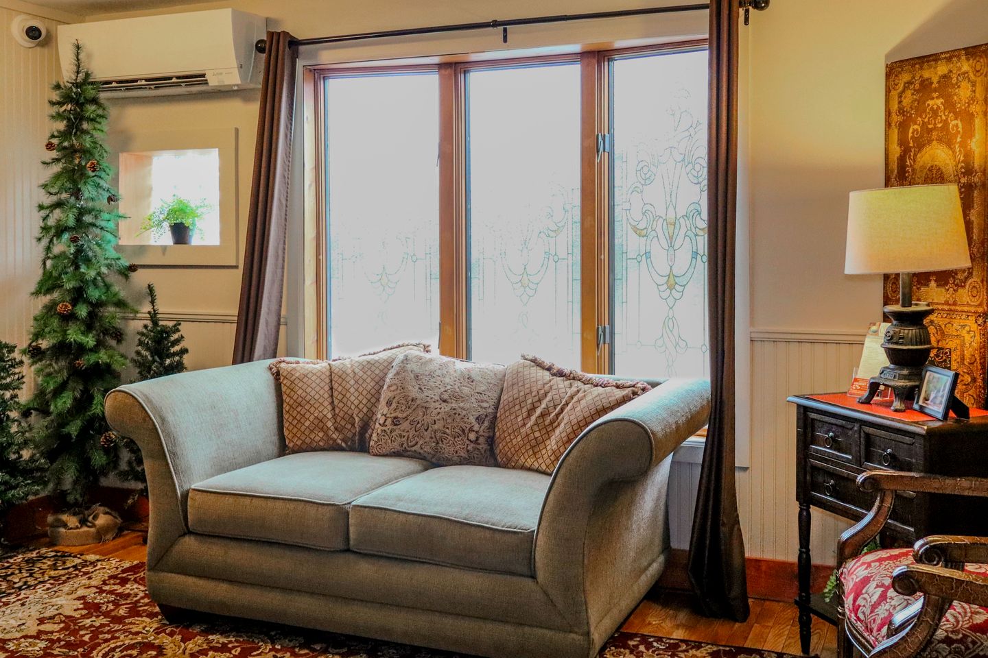 Spacious King Suite in Charming Inn for Romantic Getaway near Logan, Ohio