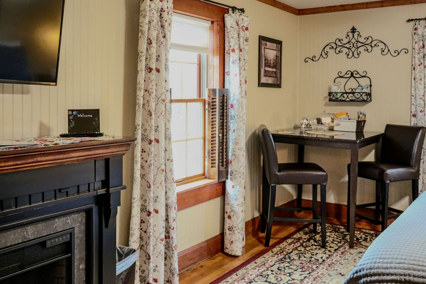 Spacious King Suite in Charming Inn for Romantic Getaway near Logan, Ohio
