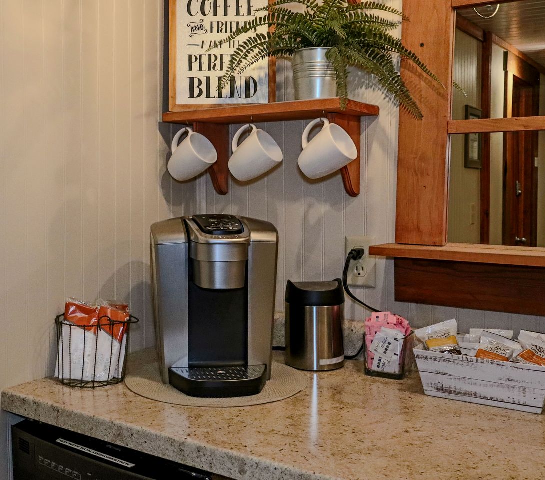 Spacious King Suite in Charming Inn for Romantic Getaway near Logan, Ohio