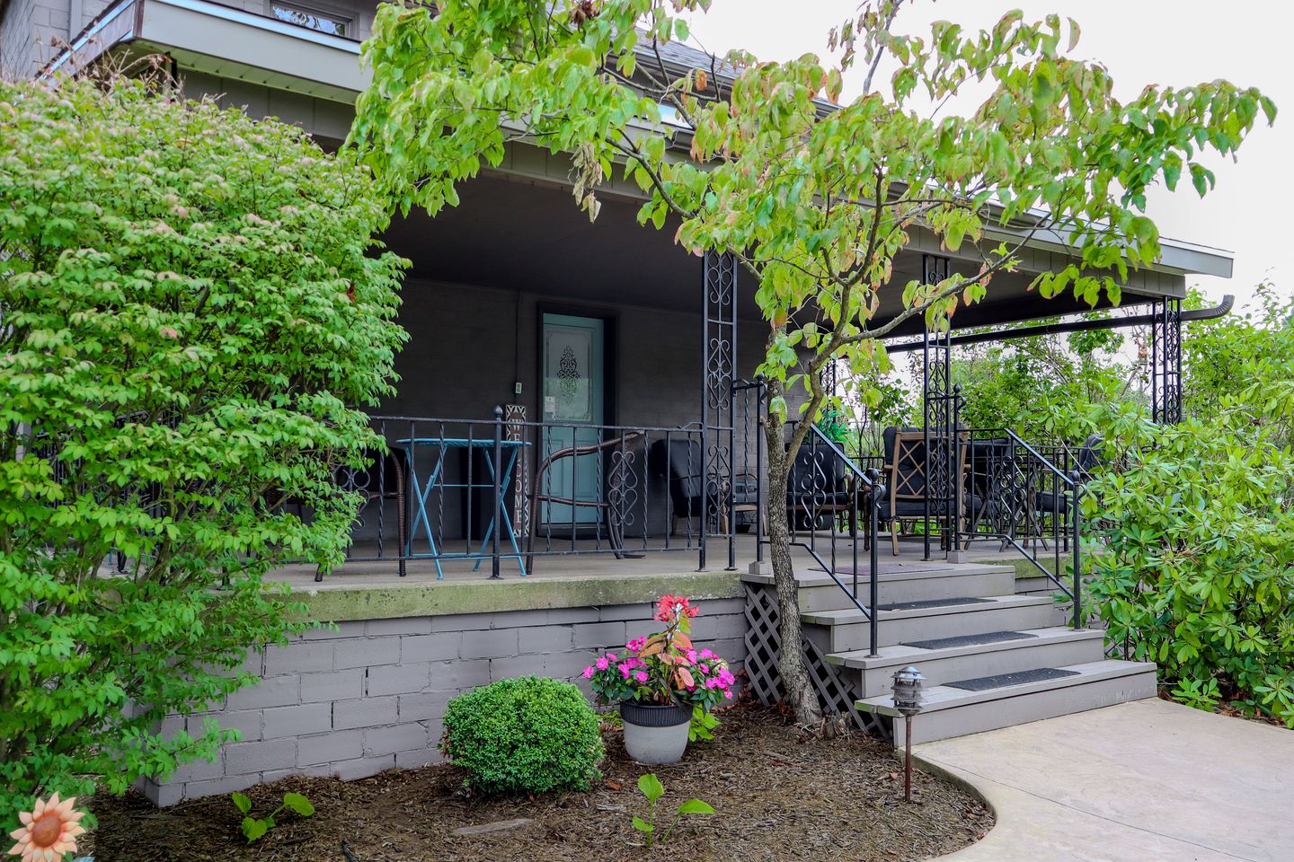 Spacious King Suite in Charming Inn for Romantic Getaway near Logan, Ohio
