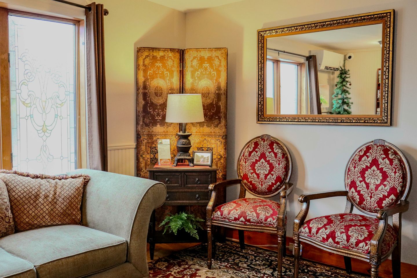 Spacious King Suite in Charming Inn for Romantic Getaway near Logan, Ohio