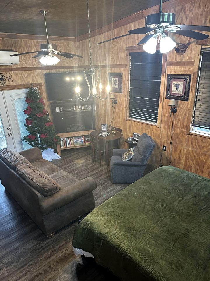 Charming Pet-Friendly Accommodation on a Beautiful Property near Caney Fork, Tennessee