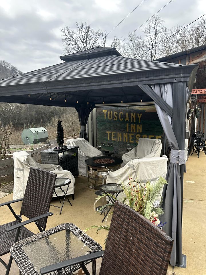 Romantic Glamping Getaway with a Shared Hot Tub and Hiking Trails near Nashville, Tennessee
