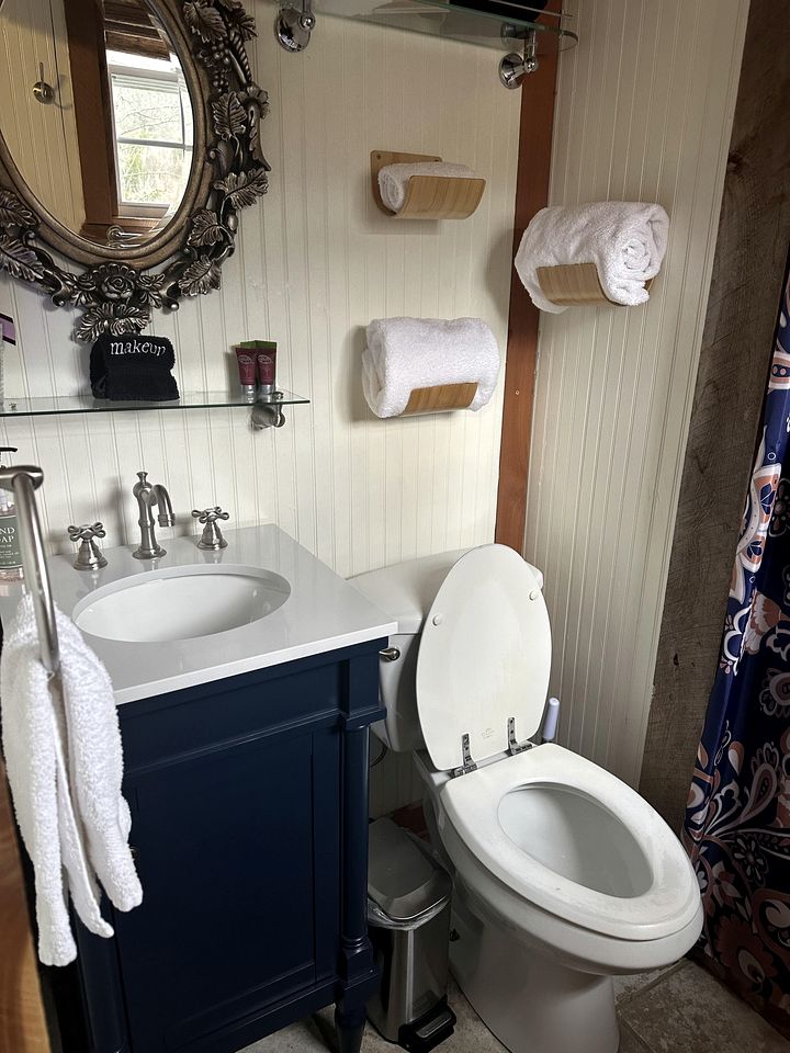 Romantic Glamping Getaway with a Shared Hot Tub and Hiking Trails near Nashville, Tennessee