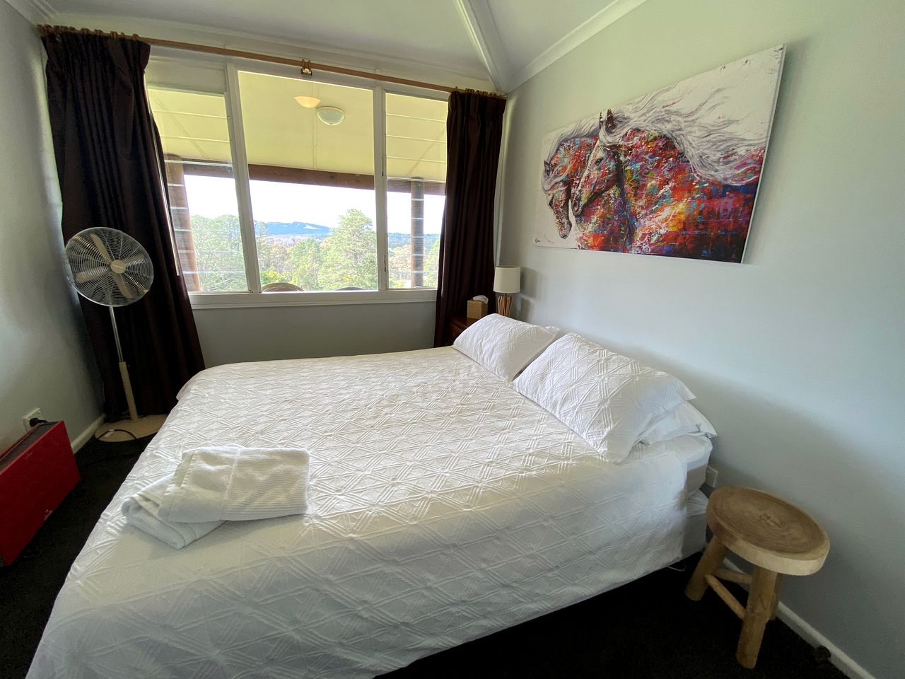 Charming Cottage Rental with Views of the Blue Mountains in Berambing, New South Wales