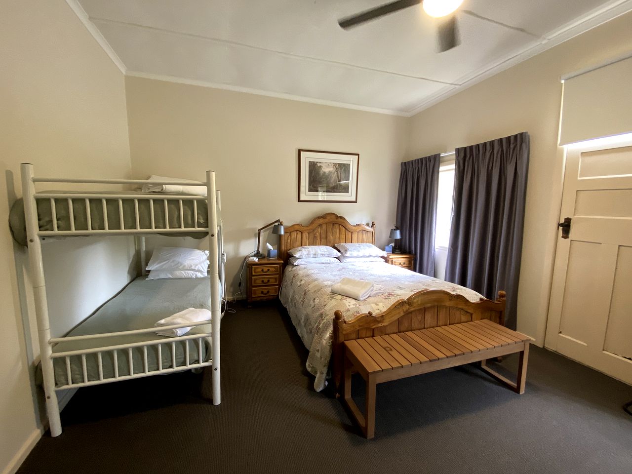 Charming Cottage Rental with Views of the Blue Mountains in Berambing, New South Wales