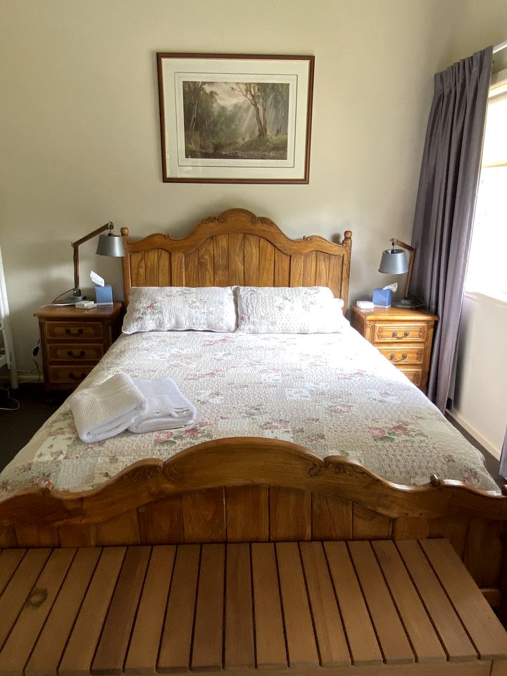 Charming Cottage Rental with Views of the Blue Mountains in Berambing, New South Wales