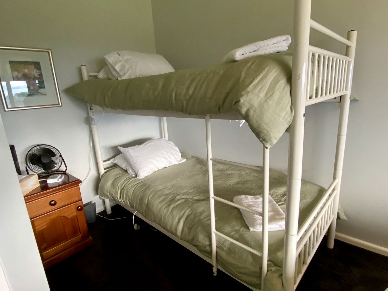 Charming Cottage Rental with Views of the Blue Mountains in Berambing, New South Wales