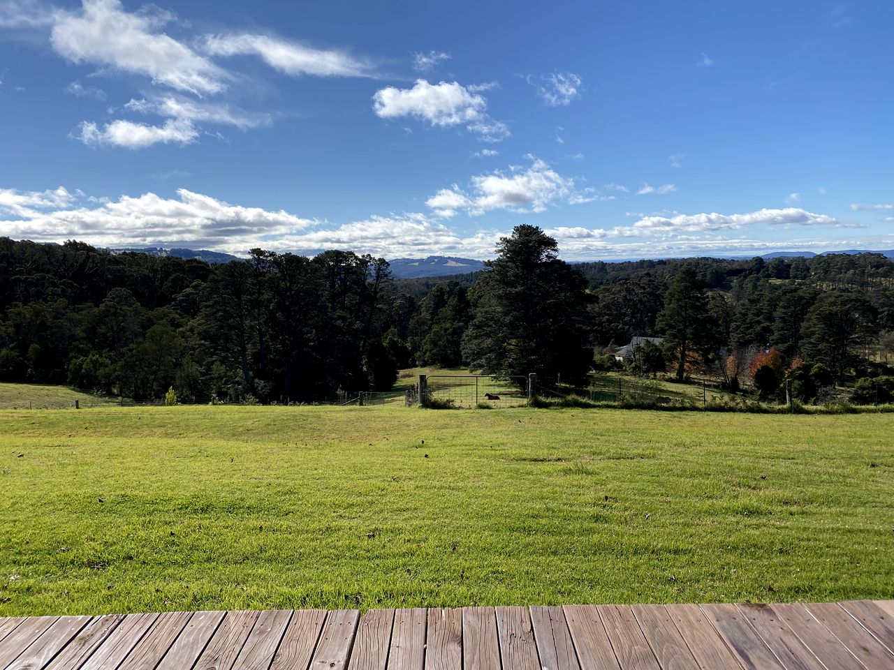 Charming Cottage Rental with Views of the Blue Mountains in Berambing, New South Wales