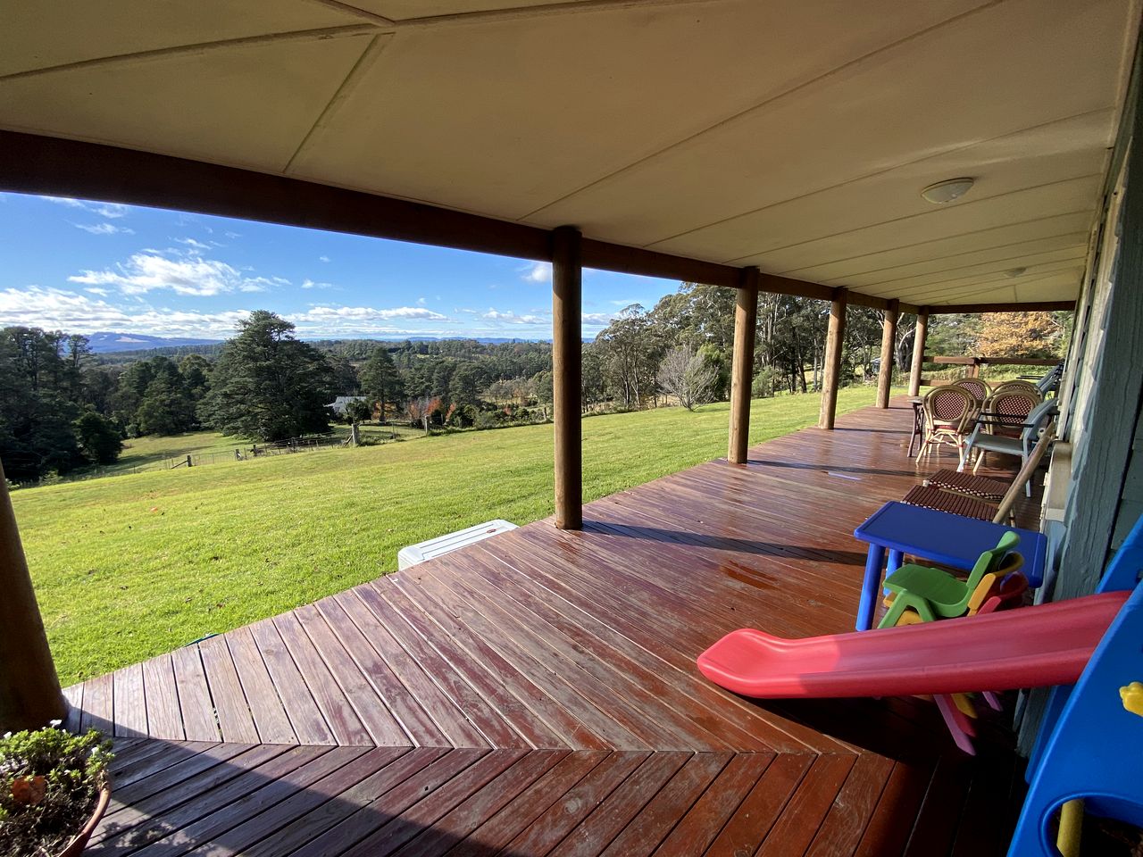 Charming Cottage Rental with Views of the Blue Mountains in Berambing, New South Wales