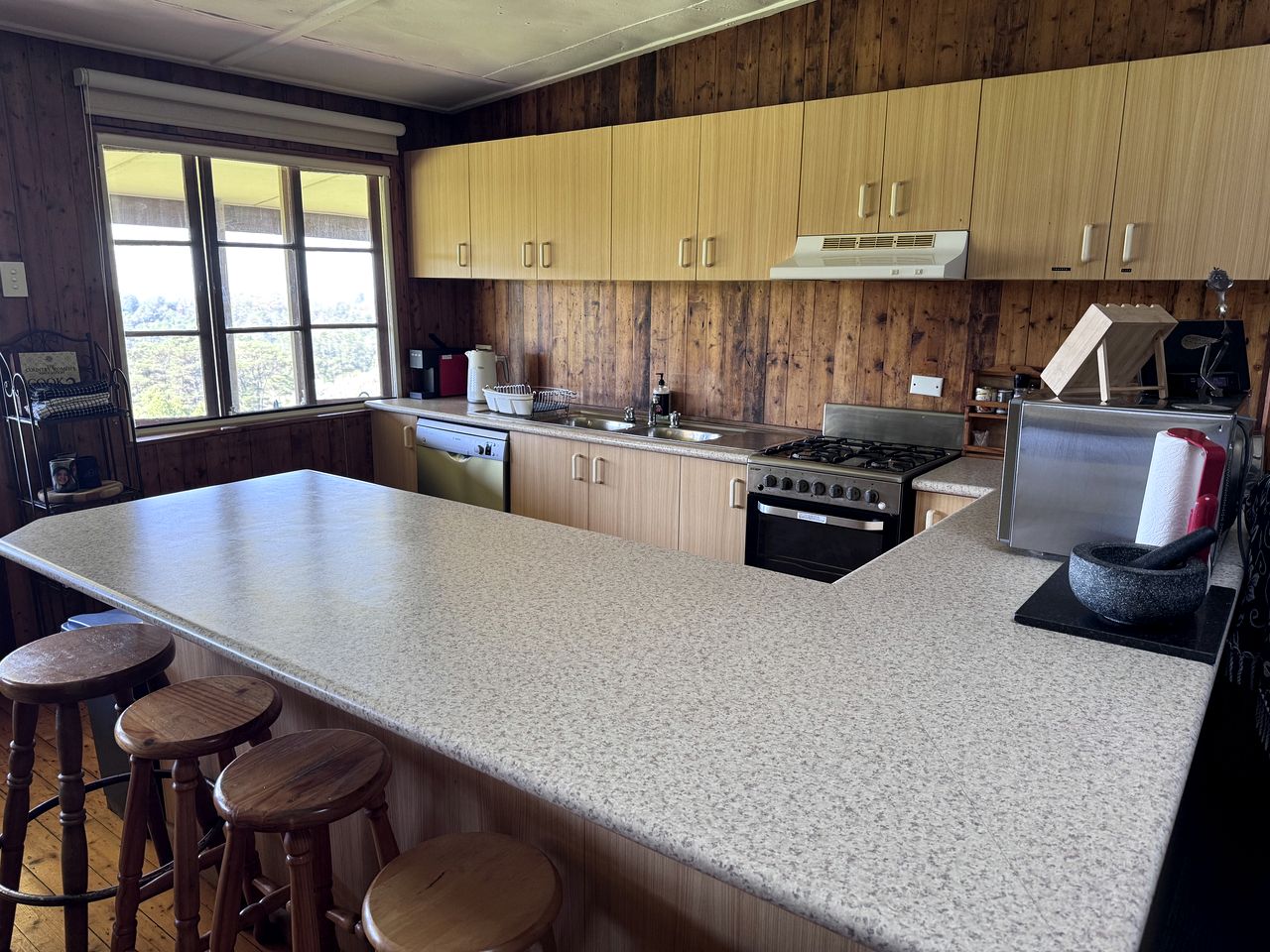 Charming Cottage Rental with Views of the Blue Mountains in Berambing, New South Wales