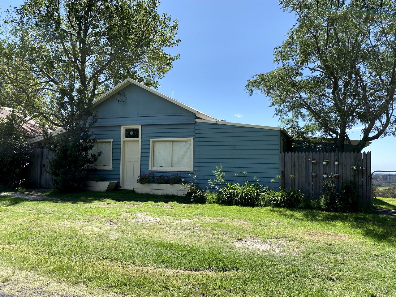 Charming Cottage Rental with Views of the Blue Mountains in Berambing, New South Wales