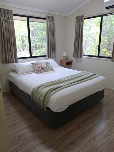 Cabins (Australia, The Caves, Queensland)