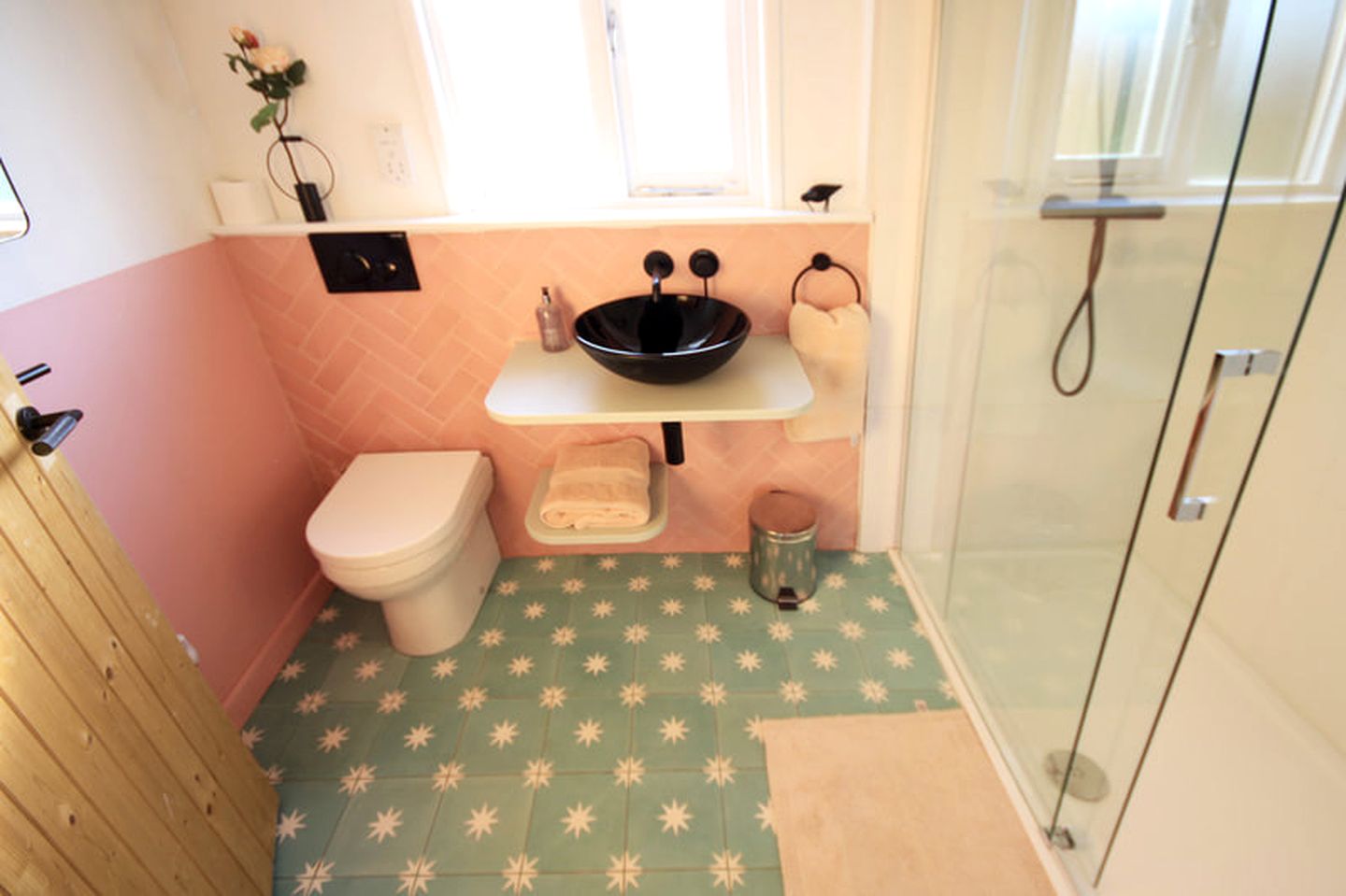 Lovely Cabin Rental with Lake Views in Leicestershire, England