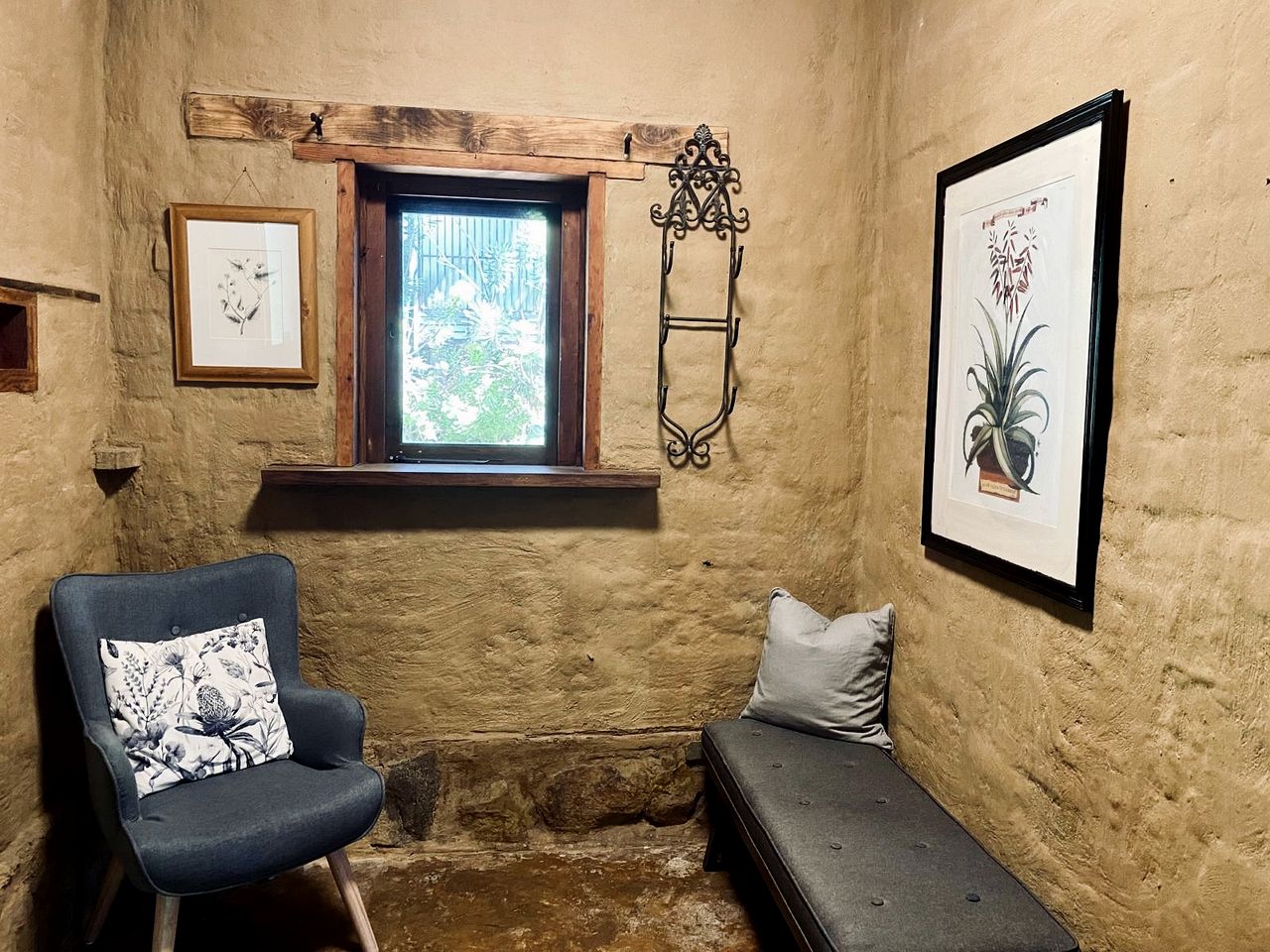 Rustic Cabin Rental Overlooking the Forest near Daylesford, Victoria