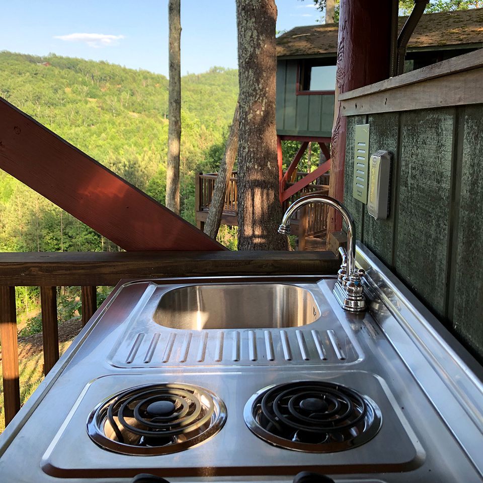 Treetop Cabin for the Ultimate Getaway near Lake Lure in Bostic, North Carolina