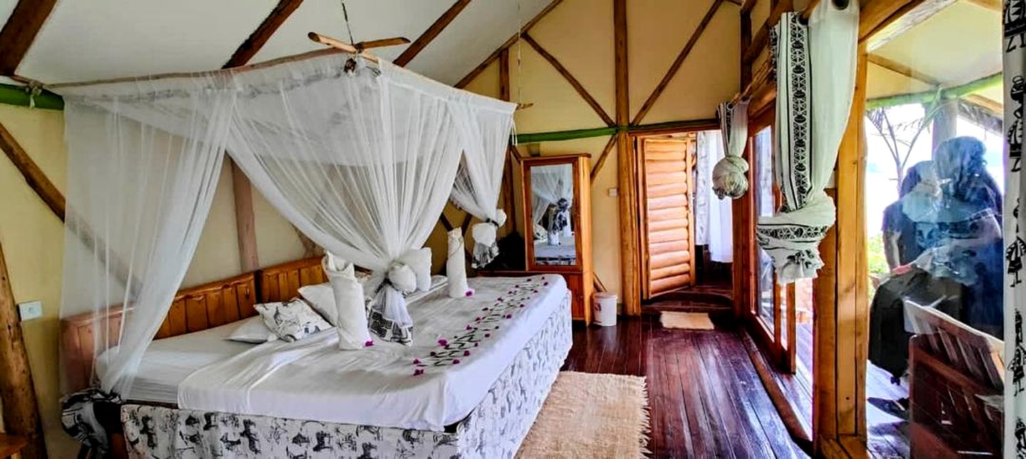 Group Bungalow Rental for an Eco-Friendly Getaway on Lake Bunyonyi in Uganda