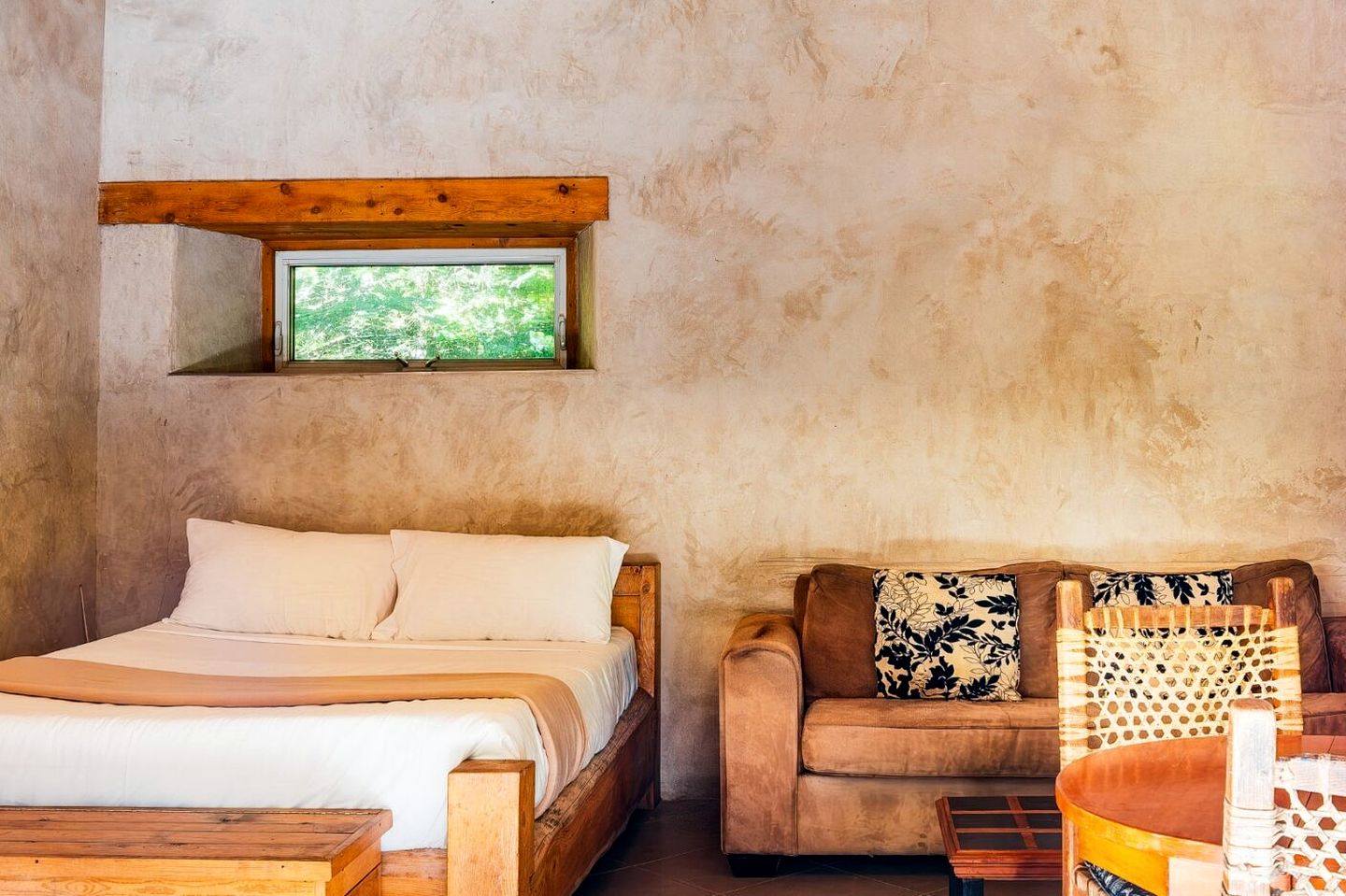 Cozy Handcrafted Hut for a Romantic Getaway near Montreal in Harrington, Quebec