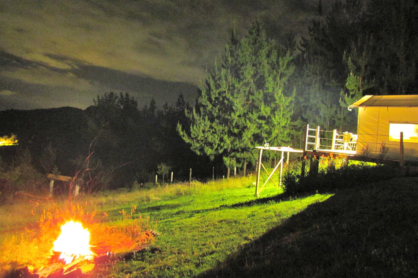 Idyllic Tented Cabin with Scenic Mountain Views in Paipa, Colombia