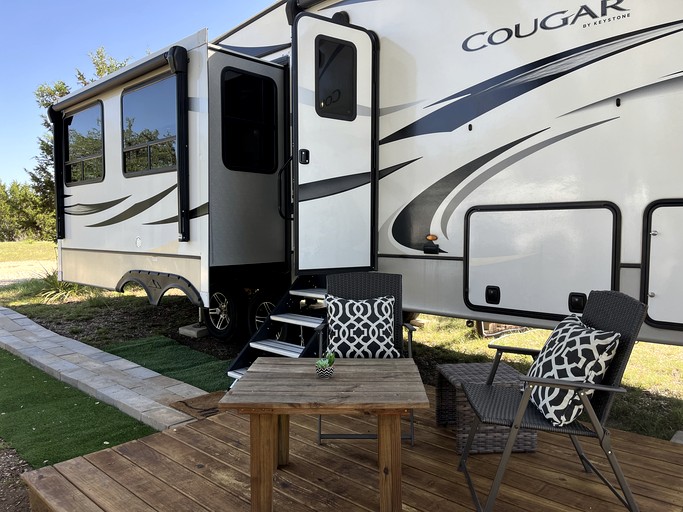 Caravans (United States of America, Dripping Springs, Texas)