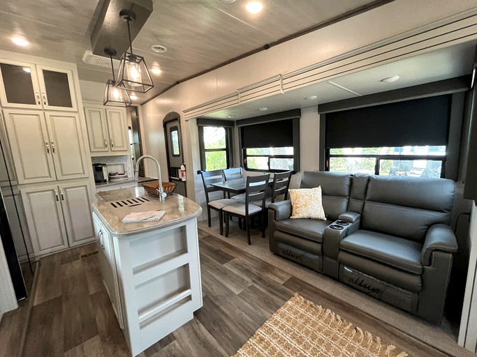 Caravans (United States of America, Dripping Springs, Texas)