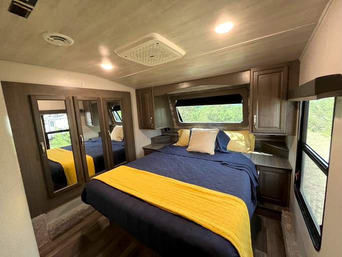 Caravans (United States of America, Dripping Springs, Texas)