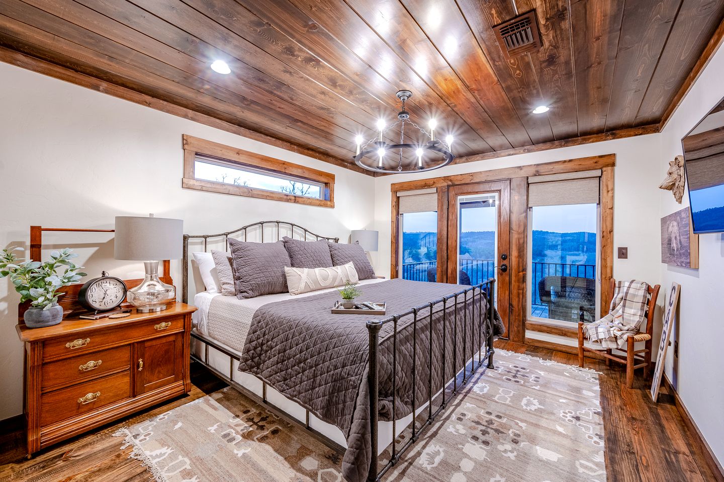Fully-Equipped Cabin with Breathtaking Mountain Views in Broken Bow, Oklahoma