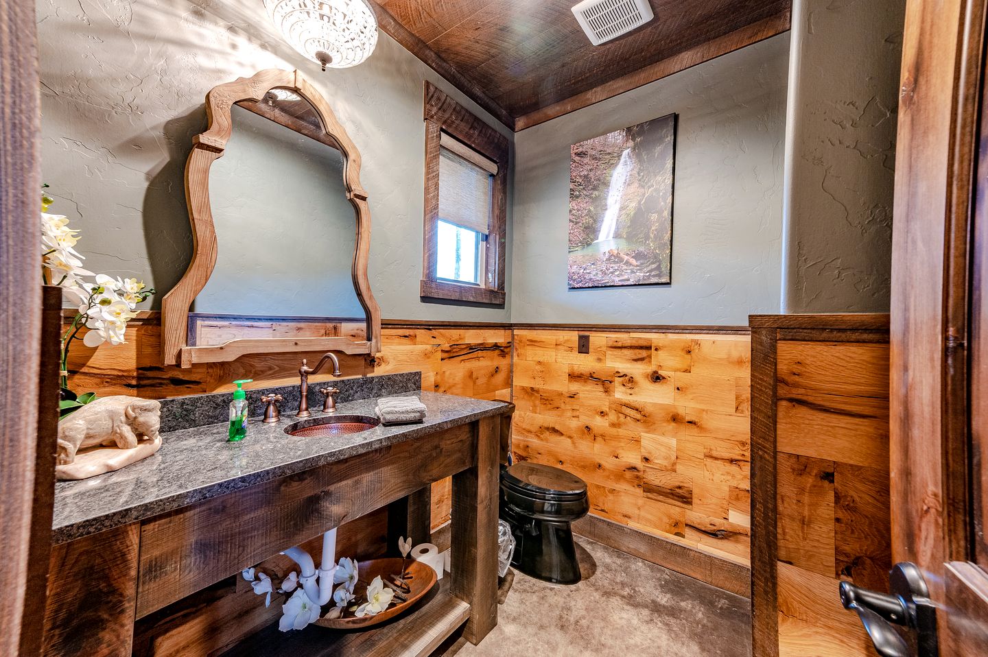 Fully-Equipped Cabin with Breathtaking Mountain Views in Broken Bow, Oklahoma