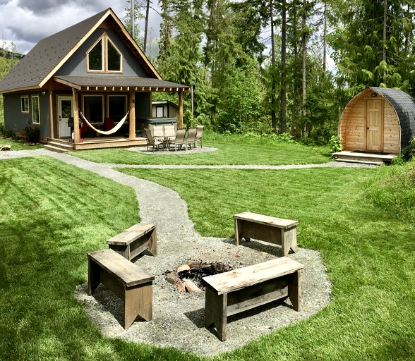 Cabins (Canada, Salmon Arm, British Columbia)